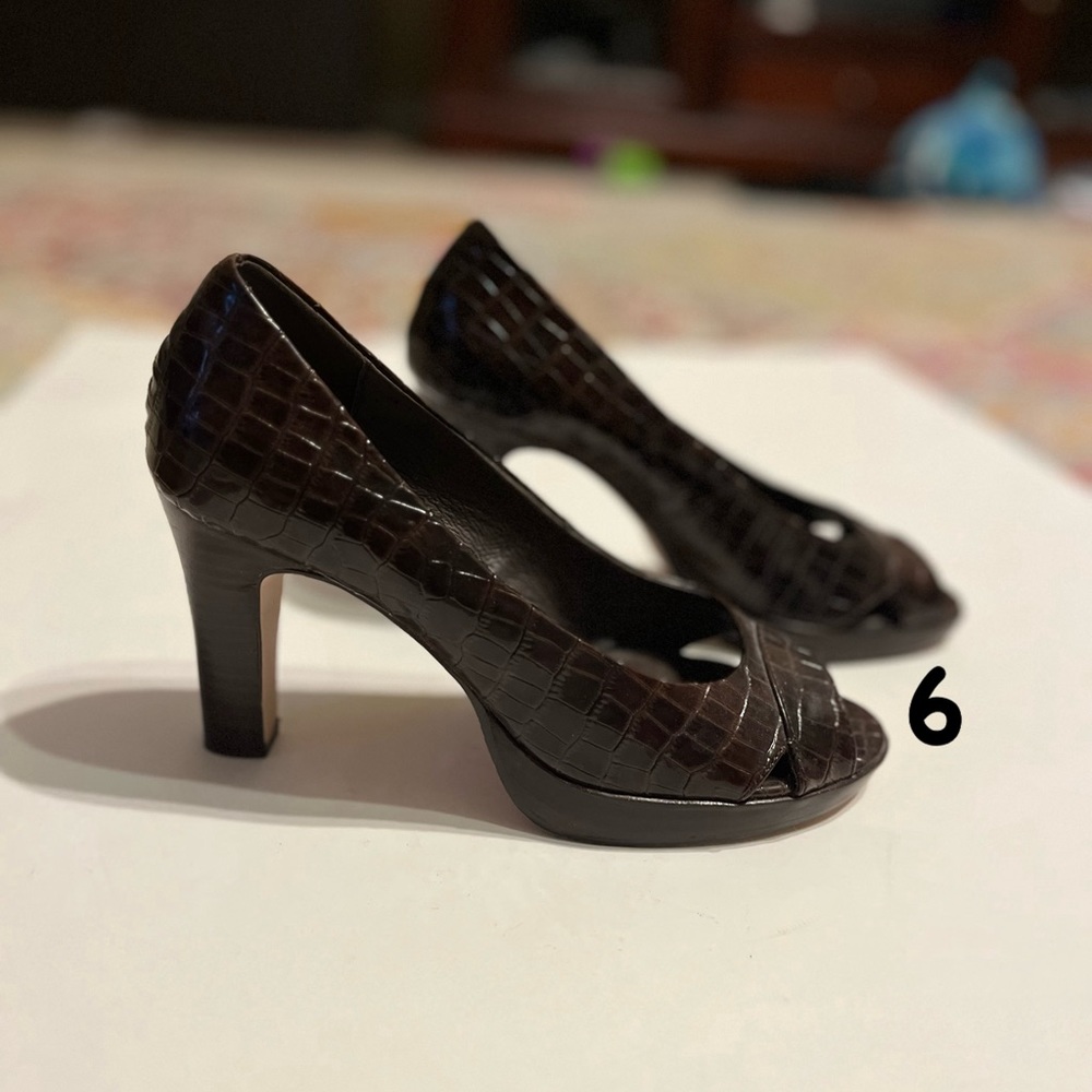 Yellow Box Women’s Faux Crocodile Pump, 6